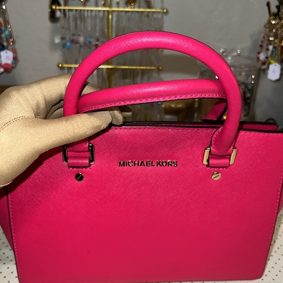 🔻MICHAEL Kors “Selma” Saffiano leather bag with zip top closure. - Picture 8 of 12